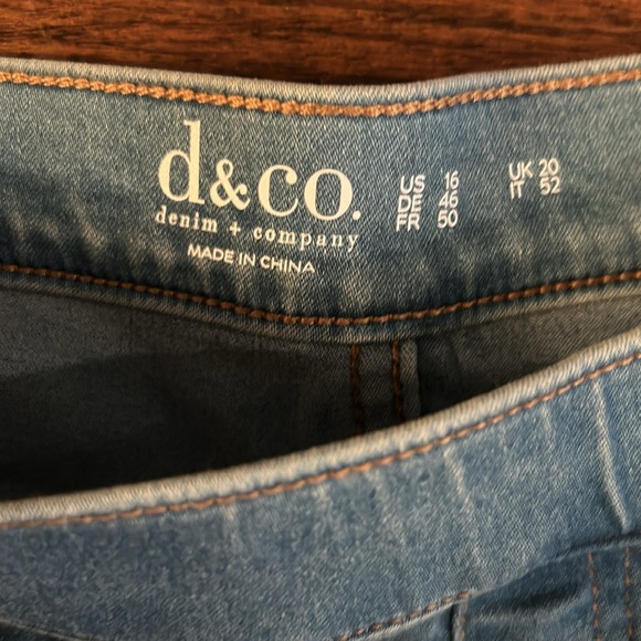 Pull on Flare Jeans with elastic waist band. Size: 16 inseam 29inches - Picture 2 of 4